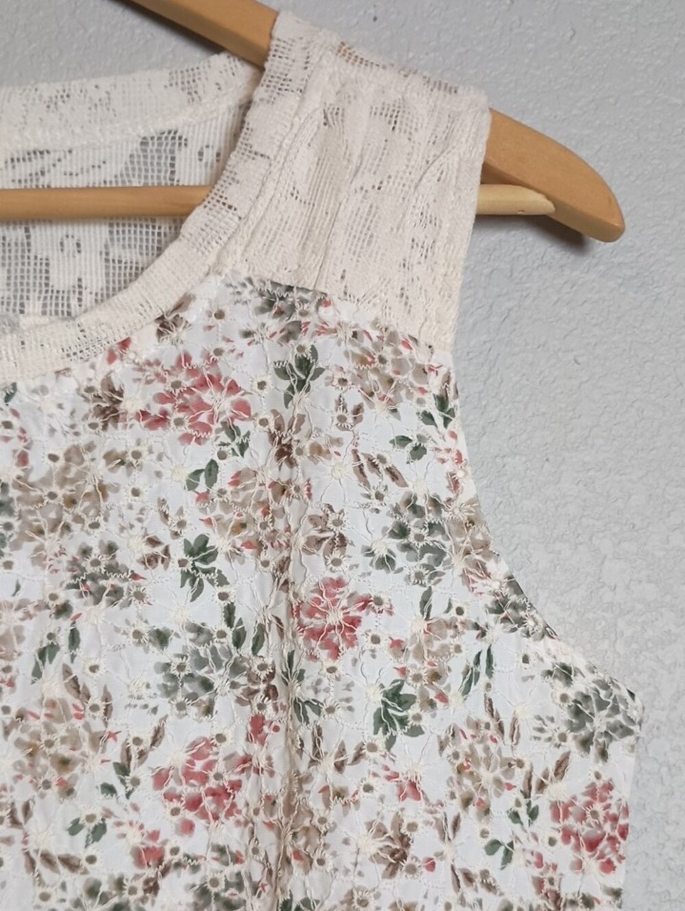 Women's POL Floral Lace Tank Top - Picture 3 of 4